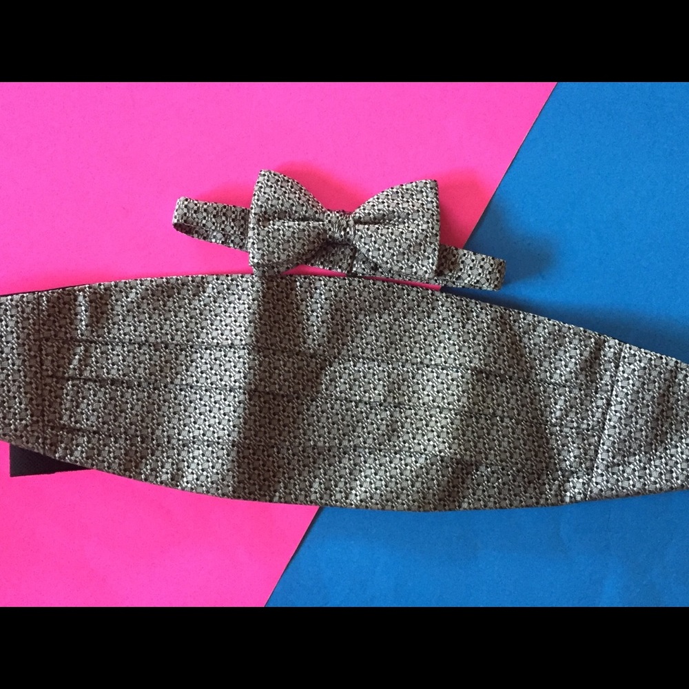 Mel Howard cummerbund and bow set